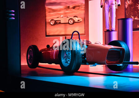 Racing legends attrazione nel parco dei divertimenti di Ferrari World a Yas Island di Abu Dhabi, Emirati arabi uniti, 2012-11-28 Foto Stock