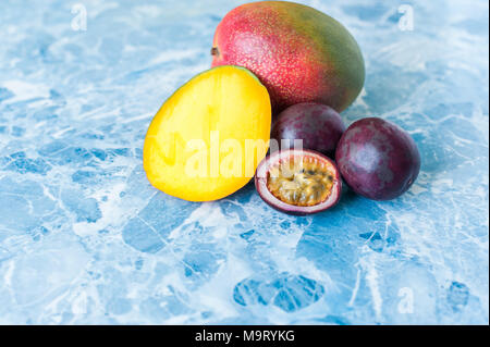Mango e frutto della passione su sfondo di legno Foto Stock