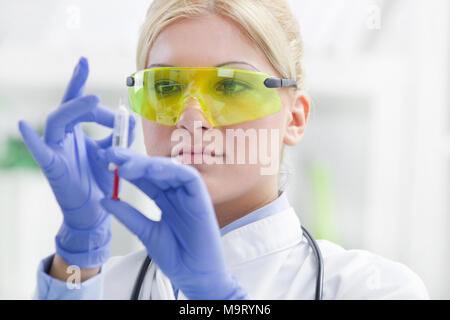 Medico donna preparazione di colpo di iniezione Foto Stock