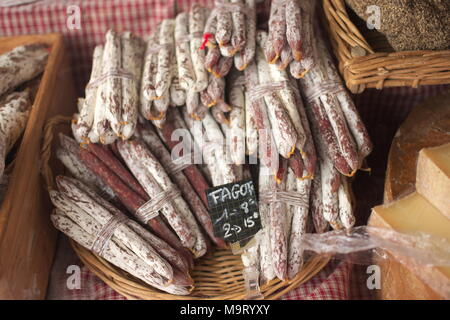 Val Thorens, Francia - salumi in vendita un mercato settimanale in ski resort Foto Stock