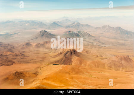 Incredibile aereo la visualizzazione della finestra quando si attraversano alto Ande vulcani sulla frontiera di Cile e Argentina Foto Stock