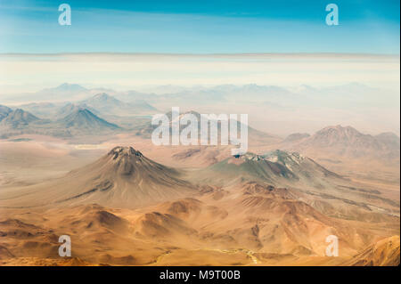 Incredibile aereo la visualizzazione della finestra quando si attraversano alto Ande vulcani sulla frontiera di Cile e Argentina Foto Stock