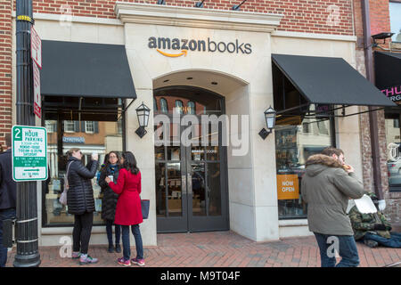 Washington, DC - Amazon bookstore di Washington del quartiere di Georgetown. Il negozio aperto in che cosa ha usato essere un Barnes & Noble bookstore. Esso displa Foto Stock