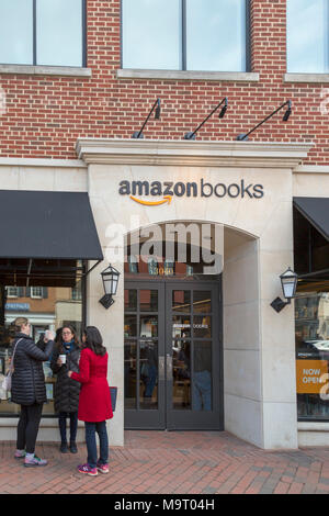 Washington, DC - Amazon bookstore di Washington del quartiere di Georgetown. Il negozio aperto in che cosa ha usato essere un Barnes & Noble bookstore. Esso displa Foto Stock