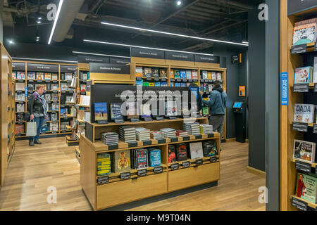 Washington, DC - Amazon bookstore di Washington del quartiere di Georgetown. Il negozio aperto in che cosa ha usato essere un Barnes & Noble bookstore. Esso displa Foto Stock