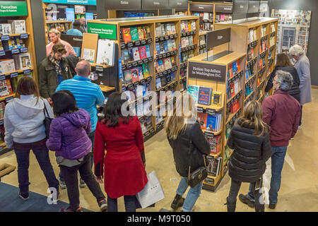 Washington, DC - Amazon bookstore di Washington del quartiere di Georgetown. Il negozio aperto in che cosa ha usato essere un Barnes & Noble bookstore. Esso displa Foto Stock