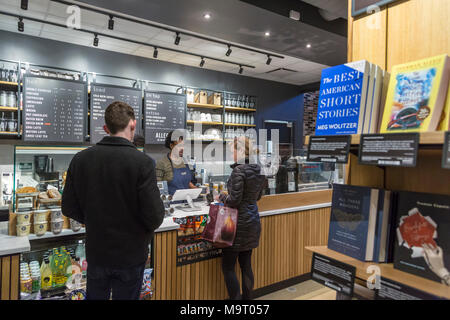 Washington, DC - La caffetteria in Amazon bookstore di Washington del quartiere di Georgetown. Il negozio aperto in che cosa ha usato essere un Barnes & Noble b Foto Stock