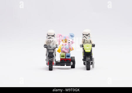 Lego Storm Trooper e n-pop girl riding motociclo . isolato su sfondo bianco. Foto Stock