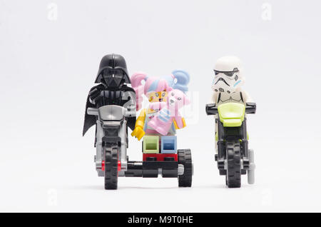 Lego Storm Trooper motociclo di equitazione con n-pop girl isolayed su sfondo bianco. Foto Stock