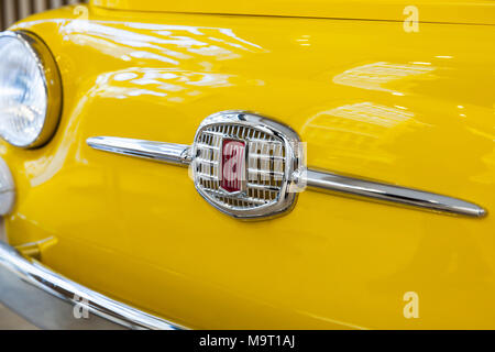 Milano, Italia - 19 Gennaio 2018: la società del Gruppo Fiat logo su giallo Fiat 500 auto cofano, vicino la foto con il fuoco selettivo Foto Stock