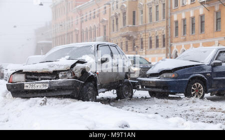 San Pietroburgo, Russia - 22 Febbraio 2018: due vetture si è schiantato in un incidente su strada in inverno con ghiaccio e neve Foto Stock