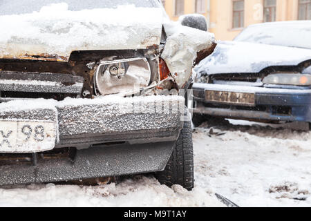 San Pietroburgo, Russia - 22 Febbraio 2018: si è schiantato vettura russa in incidente sulla strada in inverno con la neve Foto Stock