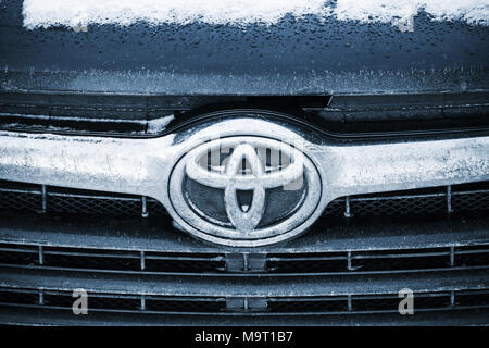 San Pietroburgo, Russia - 27 Febbraio 2018: Toyota Motor Corporation Company logo sulla griglia anteriore di nero Highlander car, close-up foto Foto Stock