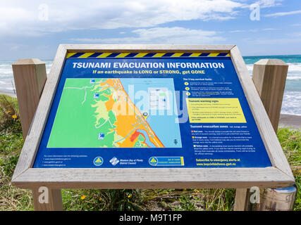 Nuova Zelanda waihi beach nuova zelanda evacuazione dello Tsunami informazioni registrazione allarme tsunami maremoto segno informazioni registrazione waihi beach nuova zelanda nz Foto Stock