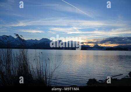 Romantico tramonto a Hopfensee in Algovia Alpi, Füssen Baviera, Germania Foto Stock