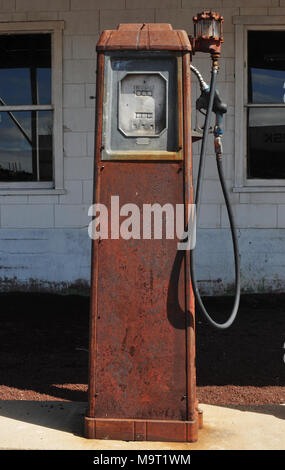 Una vecchia pompa a gas si erge al di fuori il Pino Breeze Inn di Bellemont, Arizona. Il percorso 66 business apparso in una scena nel 1969 Easy Rider. Foto Stock