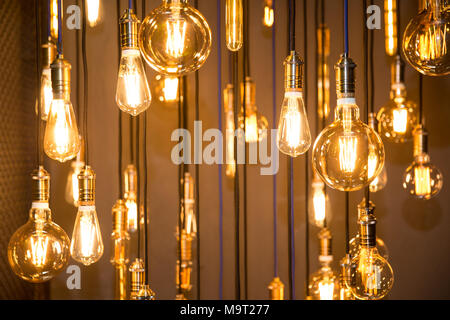Il decor di illuminazione. Vecchia moda vintage lampadine. vista dal basso Foto Stock