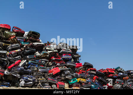 Impilati e frantumato auto a Amsterdam junkyard nei Paesi Bassi. Foto Stock