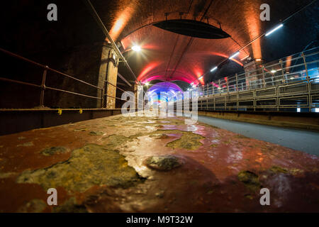 Le Arcate scure, Granary Wharf a Leeds, West Yorkshire, Inghilterra. Foto Stock