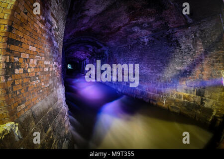 Le Arcate scure, Granary Wharf a Leeds, West Yorkshire, Inghilterra. Foto Stock