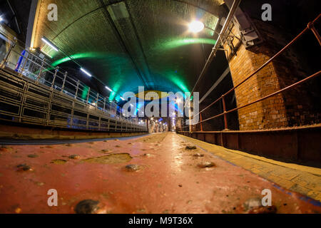 Le Arcate scure, Granary Wharf a Leeds, West Yorkshire, Inghilterra. Foto Stock