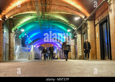 Le Arcate scure, Granary Wharf a Leeds, West Yorkshire, Inghilterra. Foto Stock