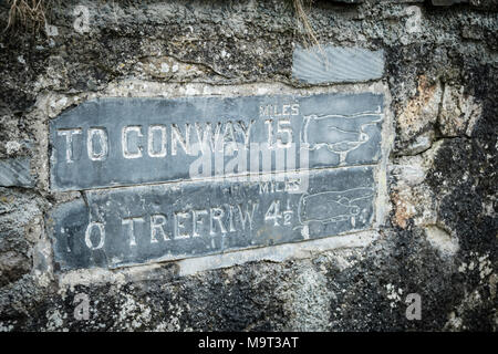 Cartello che indica la direzione di Conway e Trefriw a Betws-y-Coed, Snowdonia, Galles del Nord, Regno Unito Foto Stock