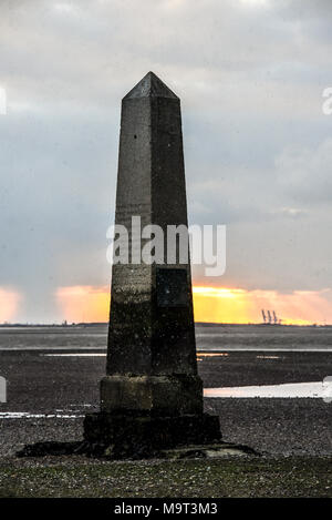 Crowstone al tramonto, nevicava. Spiaggia Chalkwell foreshore. Velme Foto Stock