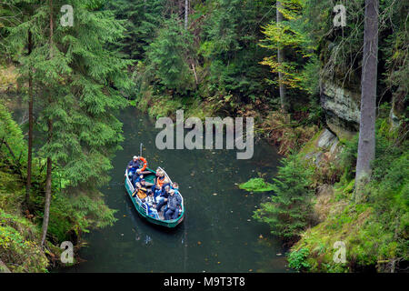 Barca a remi a Oberen Schleuse / serratura superiore sul fiume Kirnitzsch in Hinterhermsdorf, Svizzera Sassone National Park, in Sassonia, Germania Foto Stock