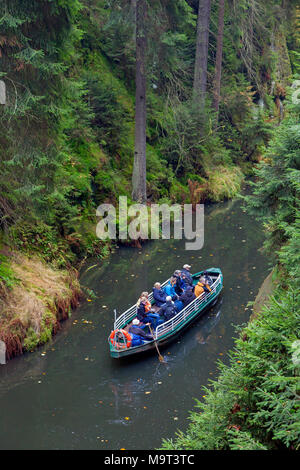 Barca a remi a Oberen Schleuse / serratura superiore sul fiume Kirnitzsch in Hinterhermsdorf, Svizzera Sassone National Park, in Sassonia, Germania Foto Stock