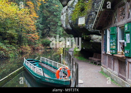 Barca a remi a Oberen Schleuse / serratura superiore sul fiume Kirnitzsch in Hinterhermsdorf, Svizzera Sassone National Park, in Sassonia, Germania Foto Stock