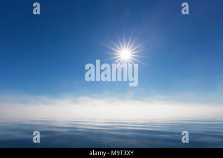 Il sole di mezzanotte oltre l'Oceano Artico, a nord del Circolo Polare Artico a Nordaustlandet, Svalbard / Spitsbergen, Norvegia Foto Stock