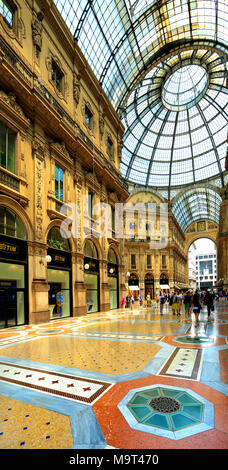 Milano, Lombardia / Italia - 2012/07/04: Milano centro storico - Galleria Vittorio Emanuele II in piazza del Duomo a Piazza del Duomo Foto Stock