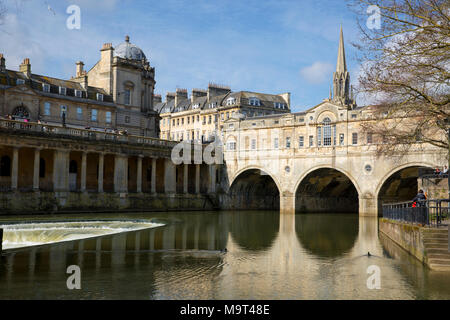 BATH, Regno Unito - 26 March, 2018 : Great Pulteney Bridge, Pulteney Weir e il fiume Avon su una soleggiata giornata di primavera. Foto Stock