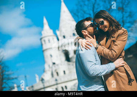 Abbracciato amare giovane nella zona storica di Budapest, Ungheria Foto Stock