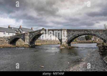 Pont Fawr, una stretta tre arcata del ponte di pietra nella città gallese di Llanrwst, Galles del Nord, Regno Unito Foto Stock