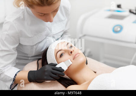 Salone di bellezza procedure di pulizia ad ultrasuoni del viso. Foto Stock