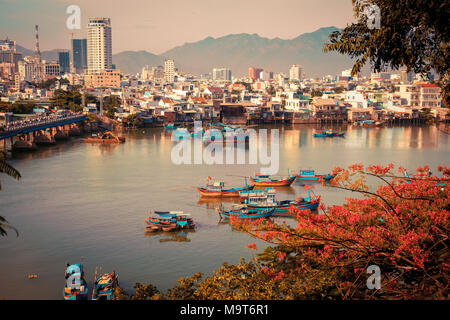 Vista di Nha Trang e fiume Kai da Po Nagar cham towers Foto Stock