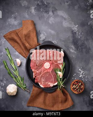 Carne di agnello con rosmarino e spezie Foto Stock