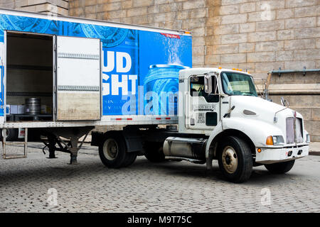 Bud Light birra carrello parcheggiato e pronto per il caricamento accanto al Manhattan Bridge in Dumbo Brooklyn Foto Stock