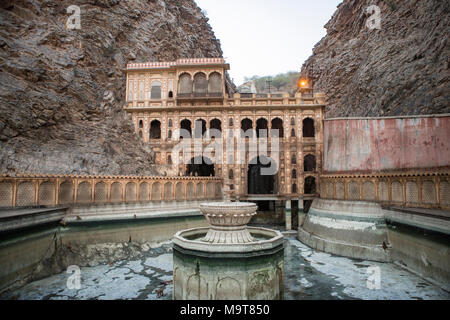 Galta Monkey Palace / Temple - Jaipur, Rajasthan, India Foto Stock