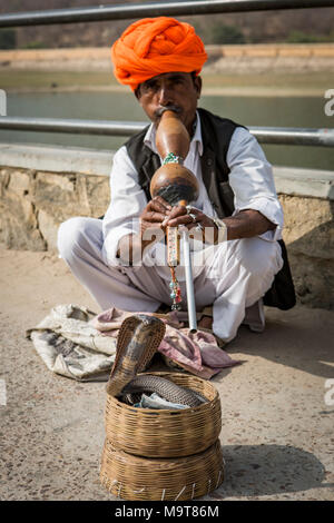 Il serpente incantatore di fronte Ambra Palace Fort Foto Stock