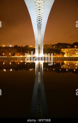 Ponte da Arrábida sobre o rio Douro ligando o Porto a Vila Nova de Gaia Foto Stock