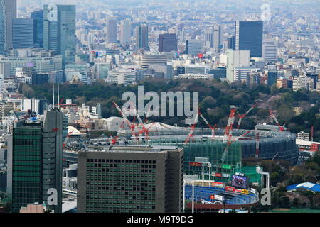 Vista aerea di Tokyo tra cui il sotto-la costruzione dello Stadio Nazionale che sarà utilizzato per le Olimpiadi 2020. (Marzo 2018) Foto Stock