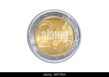Moneta di due euro closeup con mappa europea simbolo dell'Europa unita. Isolato su bianco di sfondo per studio. Luce di coda lato. Foto Stock