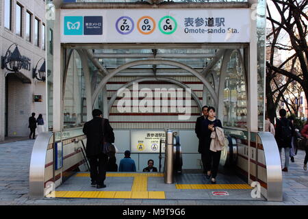 Gli utenti della metropolitana entrano ed escono dalla stazione di Omotesando che serve tre linee della metropolitana di Tokyo. Foto Stock