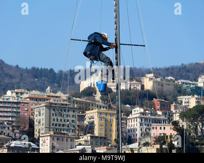 Uomo al lavoro su un montante di una nave Foto Stock