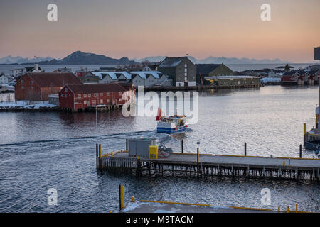 Tramonto sull'acqua di Svolvaer, Norvegia. Foto Stock