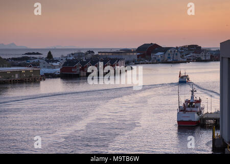Tramonto sull'acqua di Svolvaer, Norvegia. Foto Stock