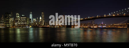 Panorama del Ponte di Brooklyn a New York City di notte Foto Stock